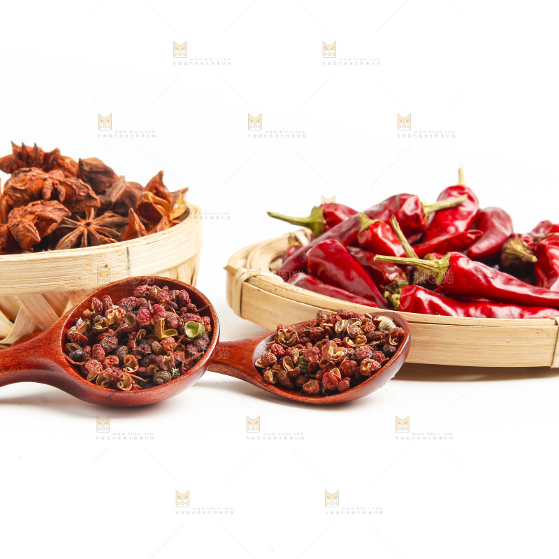 白底上的香料组合