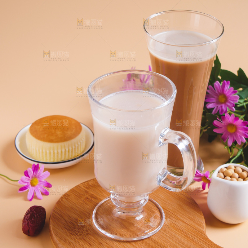 木板上放着一杯奶茶