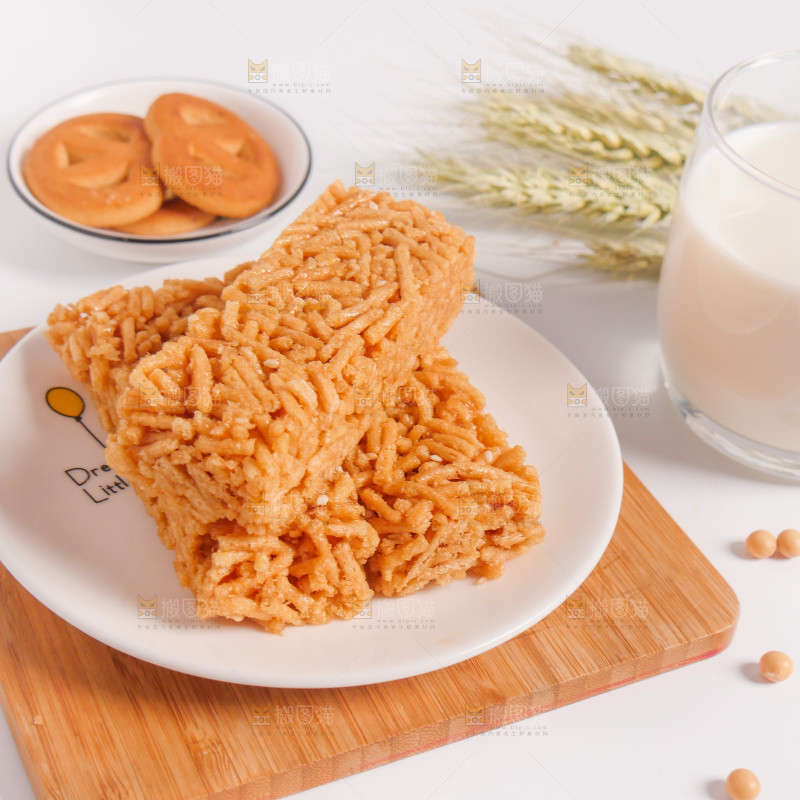 木板上放着一盘沙琪玛