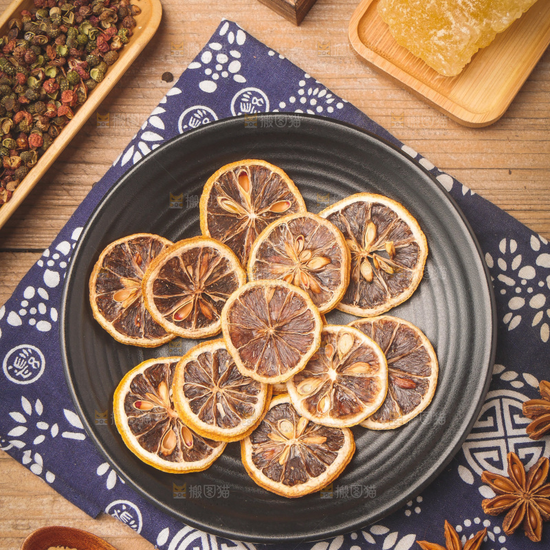 一盘柠檬片放在木底上