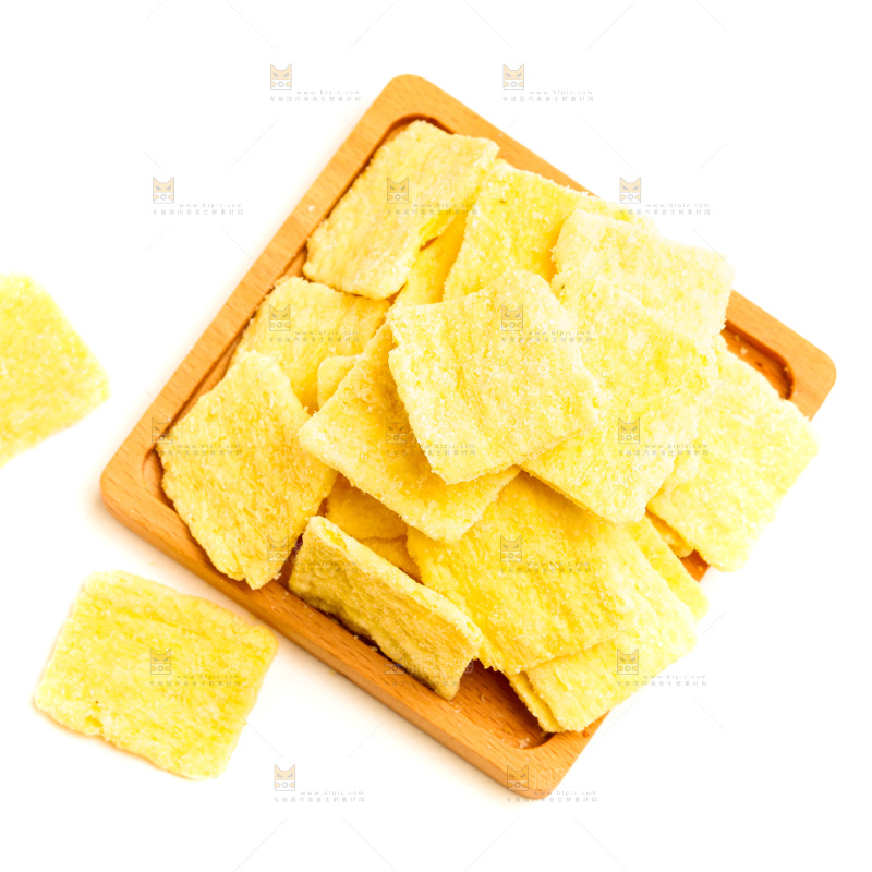 手工锅巴片放在白底上