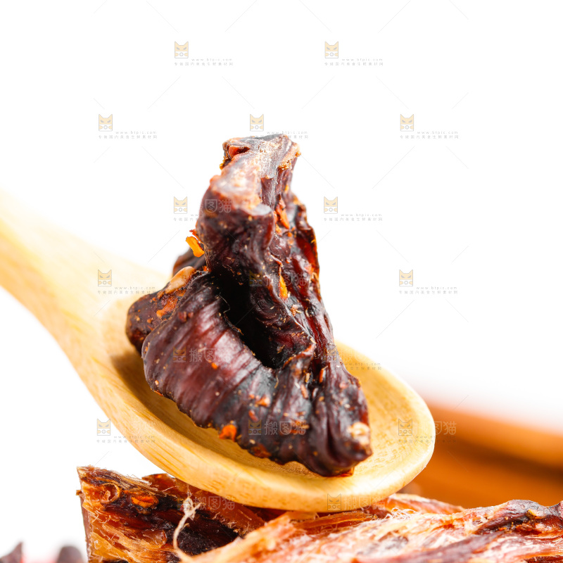 勺子里装着内蒙古牛肉干