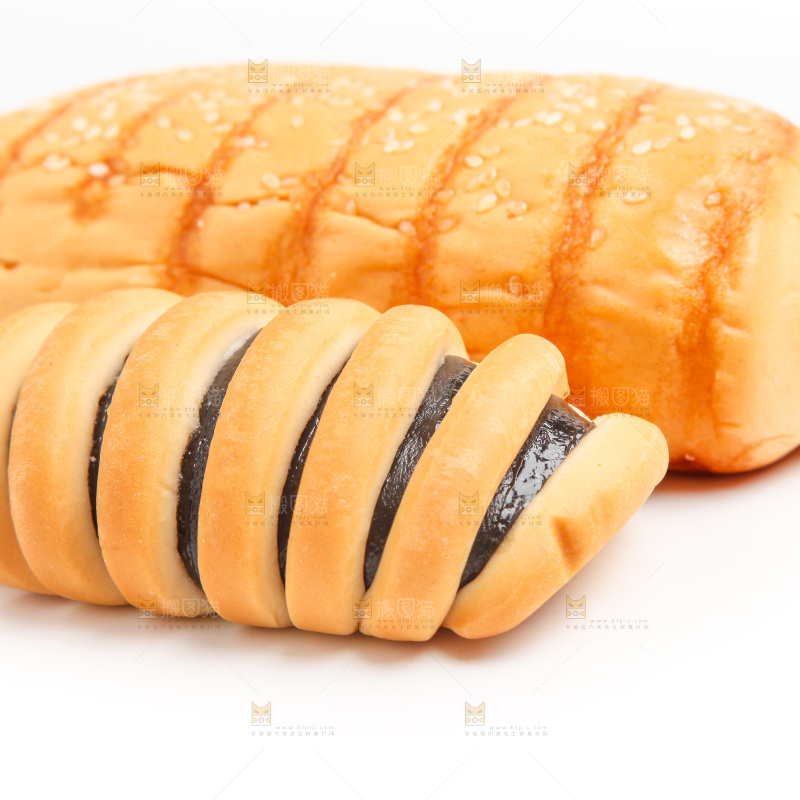 白底上放着蛋糕和面包