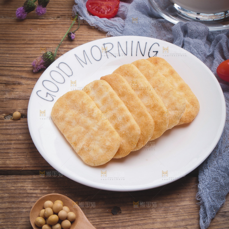 木底上放着一盘雪饼