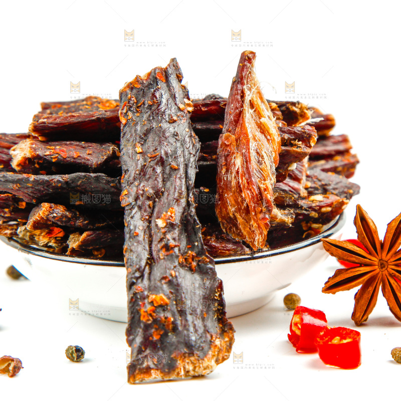 白底上放着一盘内蒙古牛肉干
