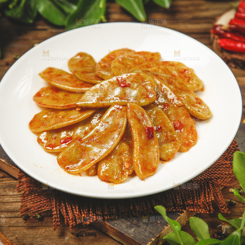 木底上放着一盘酸扁豆