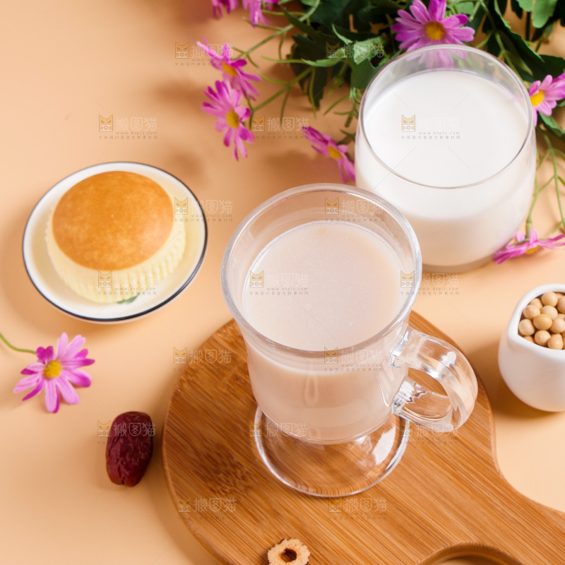 木板上放着一杯奶茶