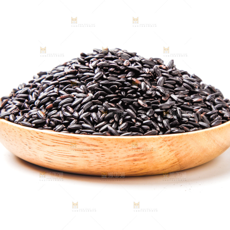 一碗东北黑米放在白底上