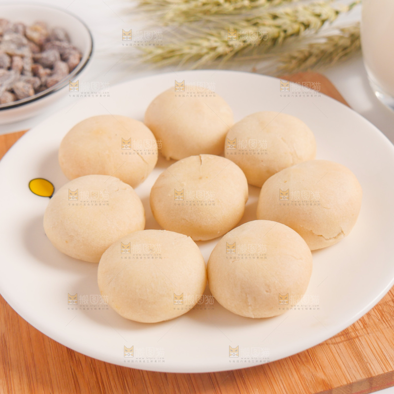木板上放着一盘绿豆饼