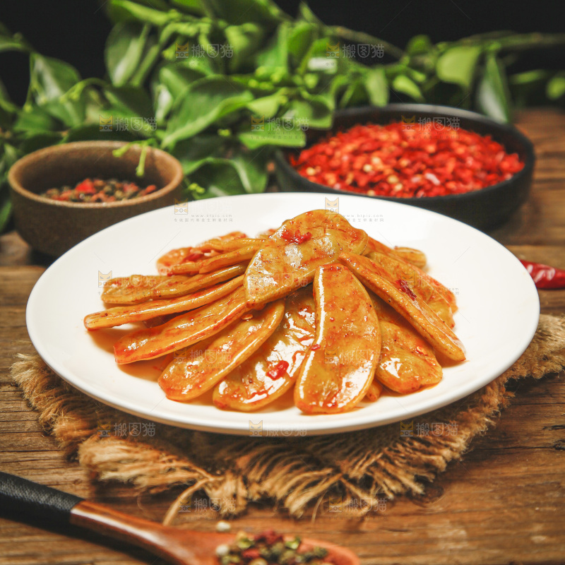 一盘酸豆角放在木底上