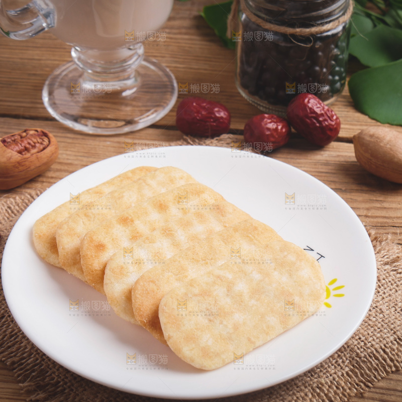 一盘雪饼放在木底上