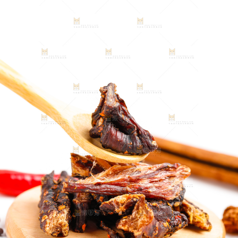 勺子里装着内蒙古牛肉干