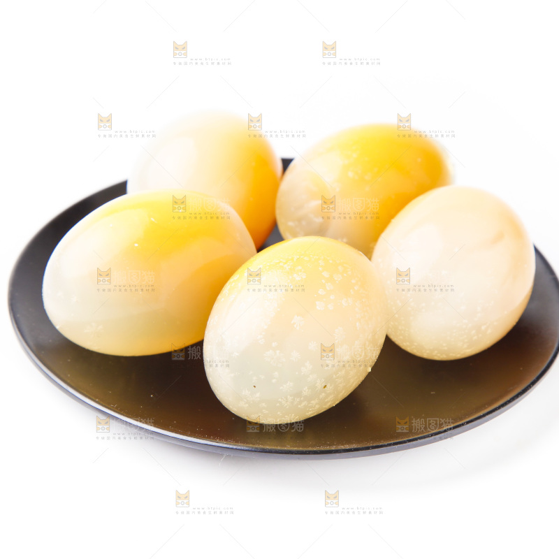 一盘糖心变蛋放在白底上