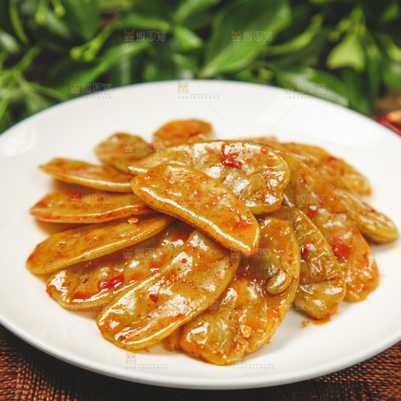 木底上放着一盘酸扁豆