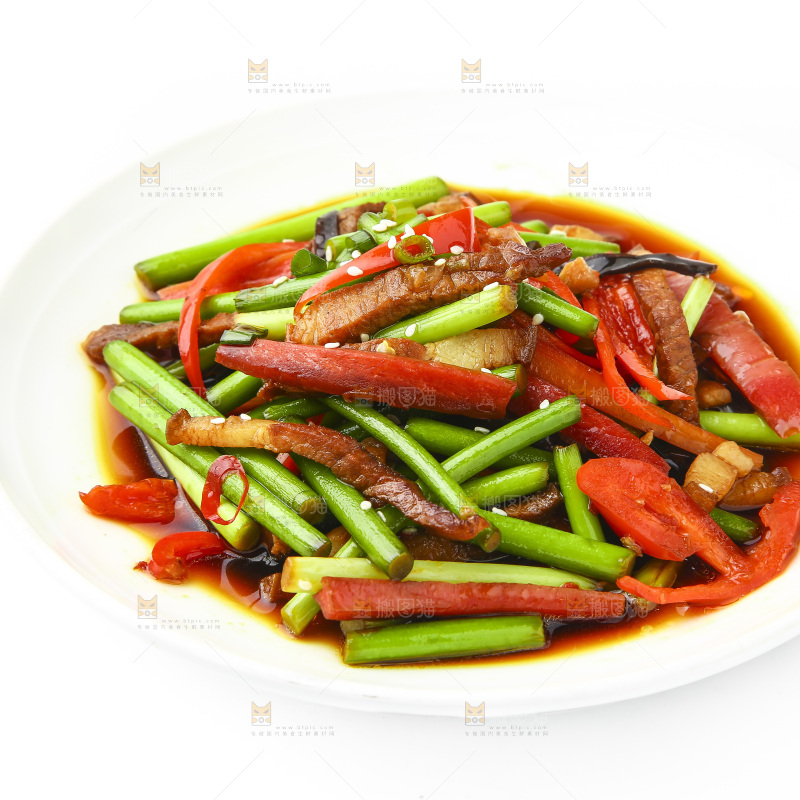 白底上放着一盘蒜苔炒肉