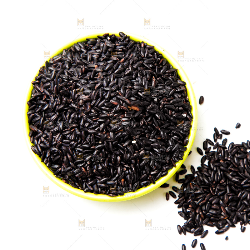 一碗东北黑米放在白底上