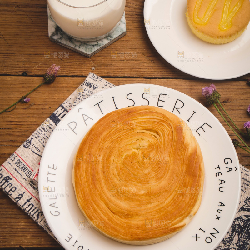 木底上放着一盘手撕面包