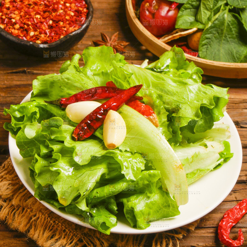 木底上放着一盘新鲜生菜