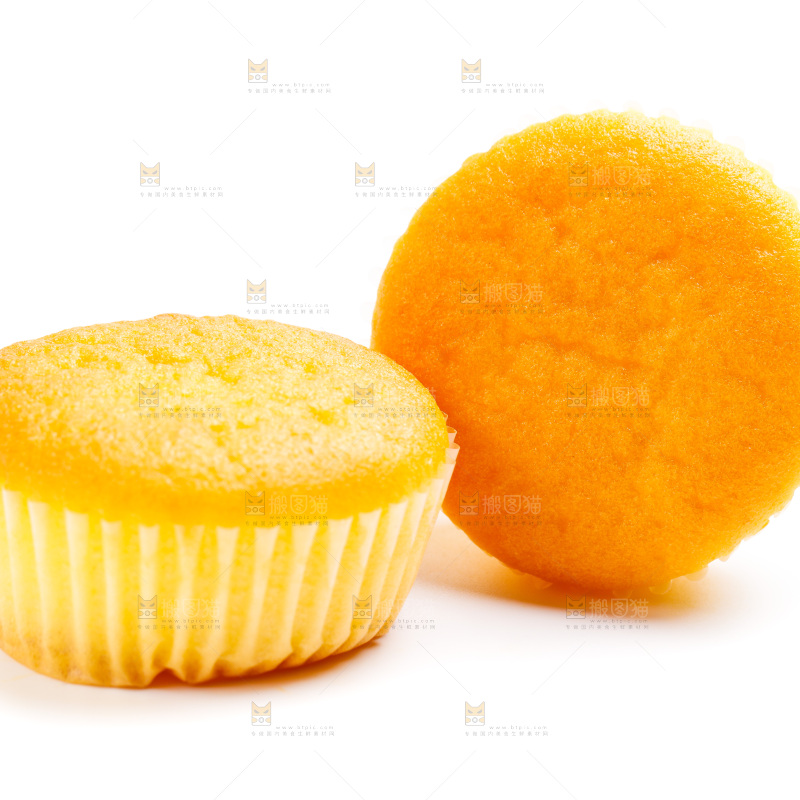 鸡蛋糕放在白底上