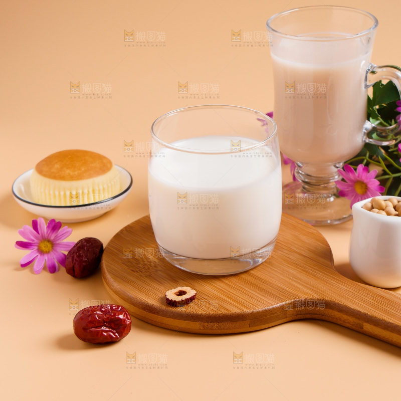木板上放着一杯牛奶