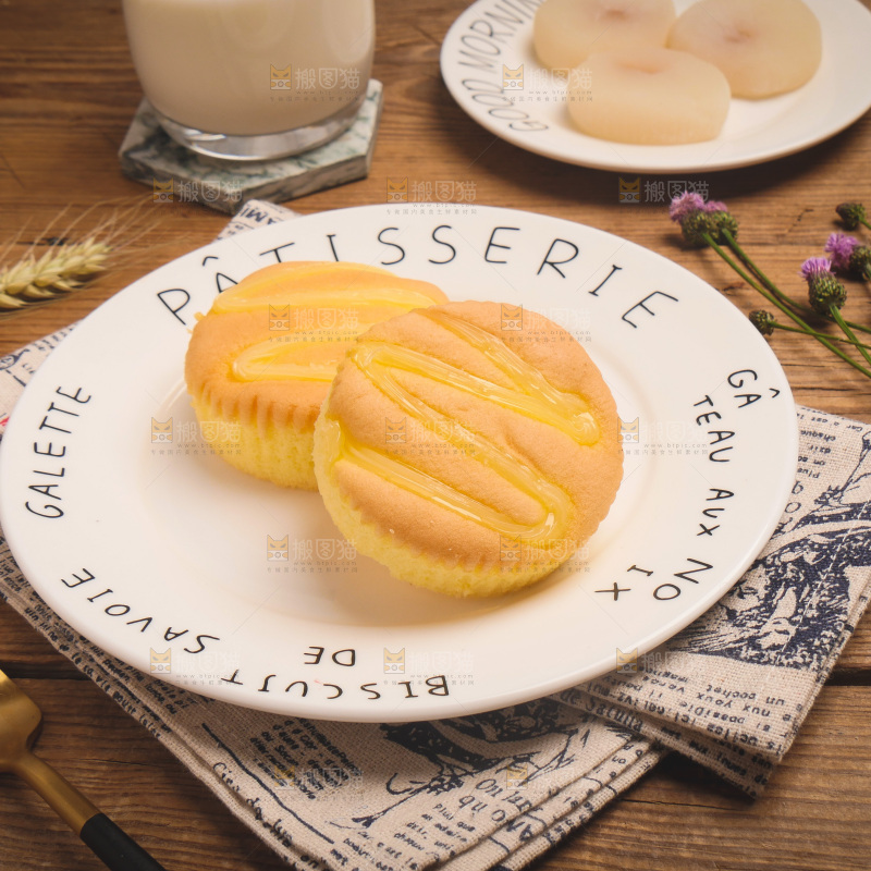 木底上放着一盘芝士蛋糕