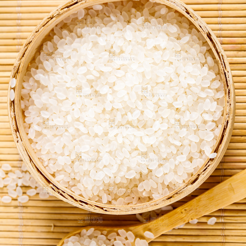 一碗珍珠米放在木底上