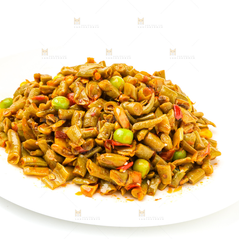 白底上放着一盘酸豆角