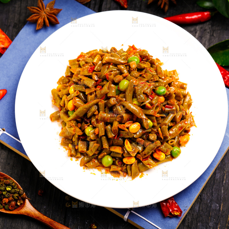 深底上放着一盘酸扁豆角