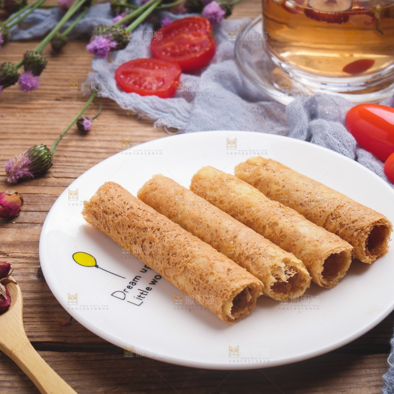 木底上放着一盘蛋卷