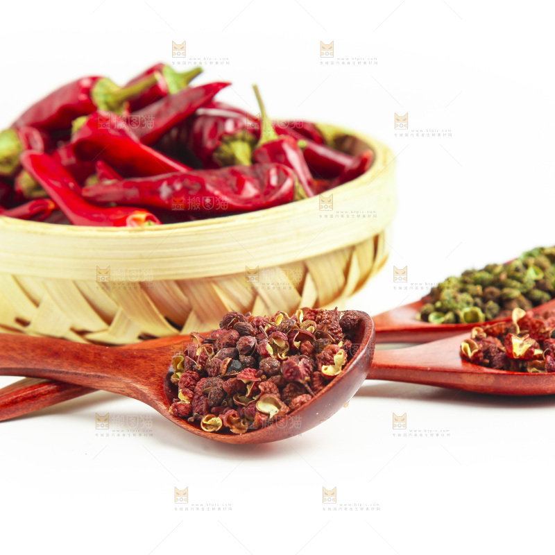 白底上的香料组合
