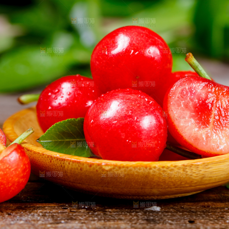 新鲜樱桃放在木底上