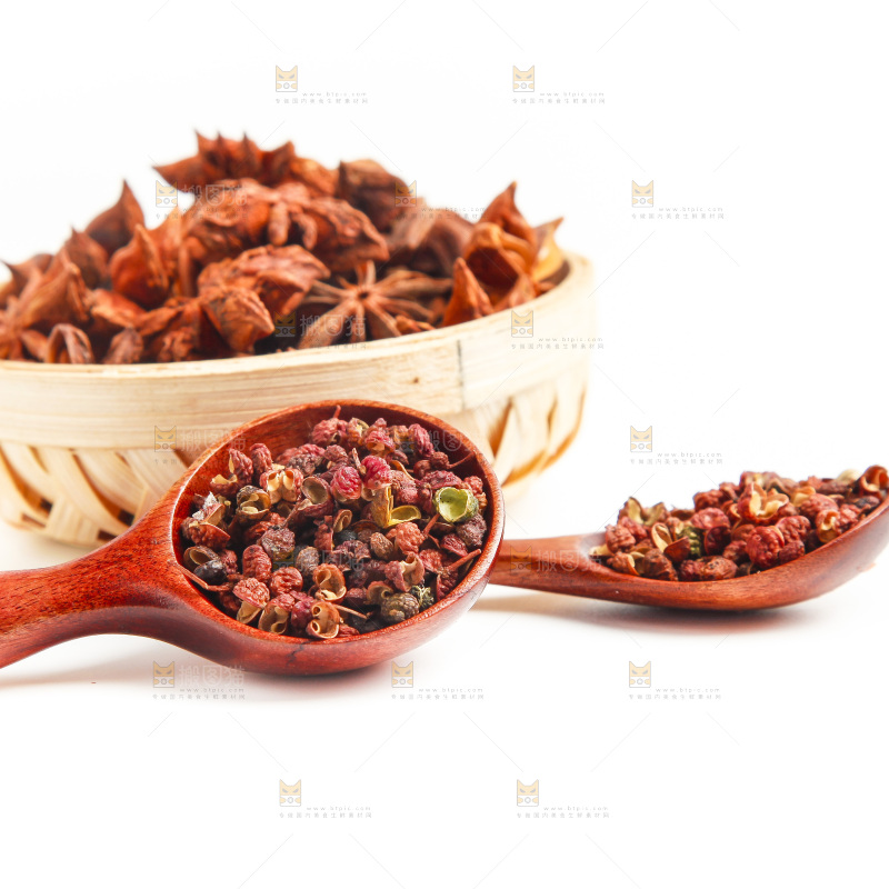 白底上的香料组合