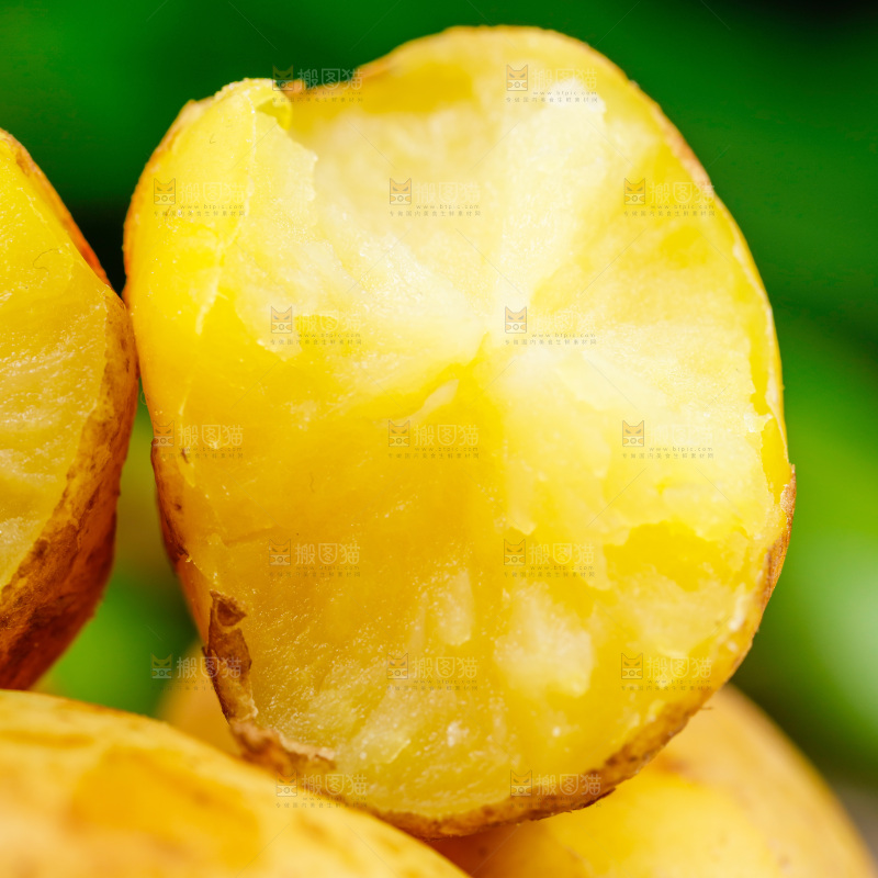 深底上的黄心土豆