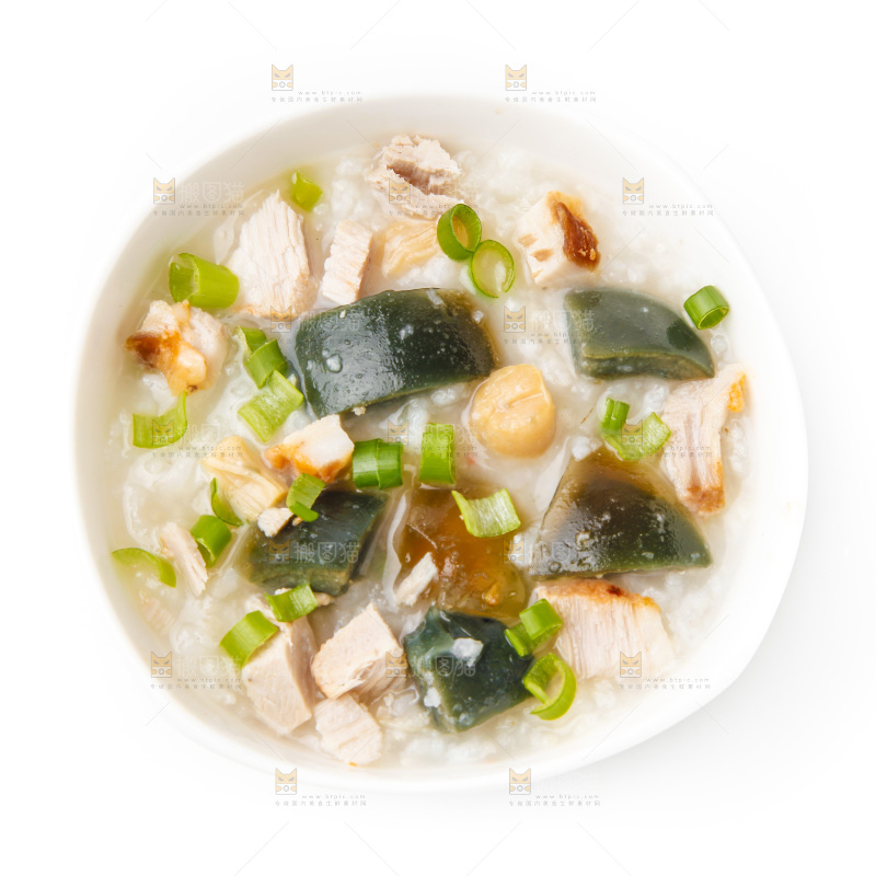 白底上放着一碗皮蛋瘦肉粥