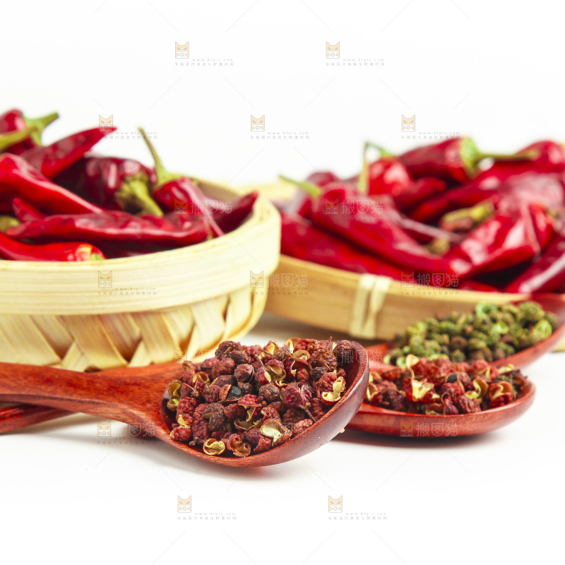 白底上的香料组合