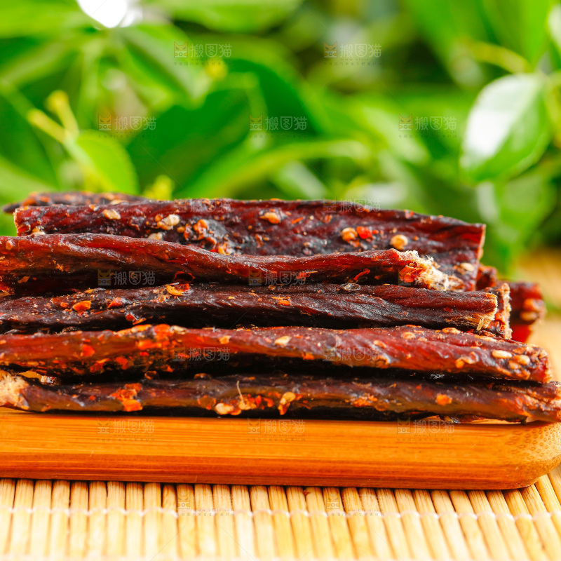 木底上放着内蒙古牛肉干
