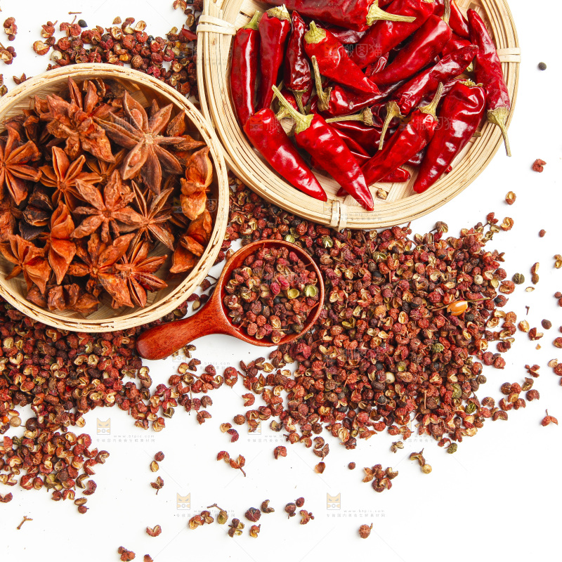 白底上的香料组合
