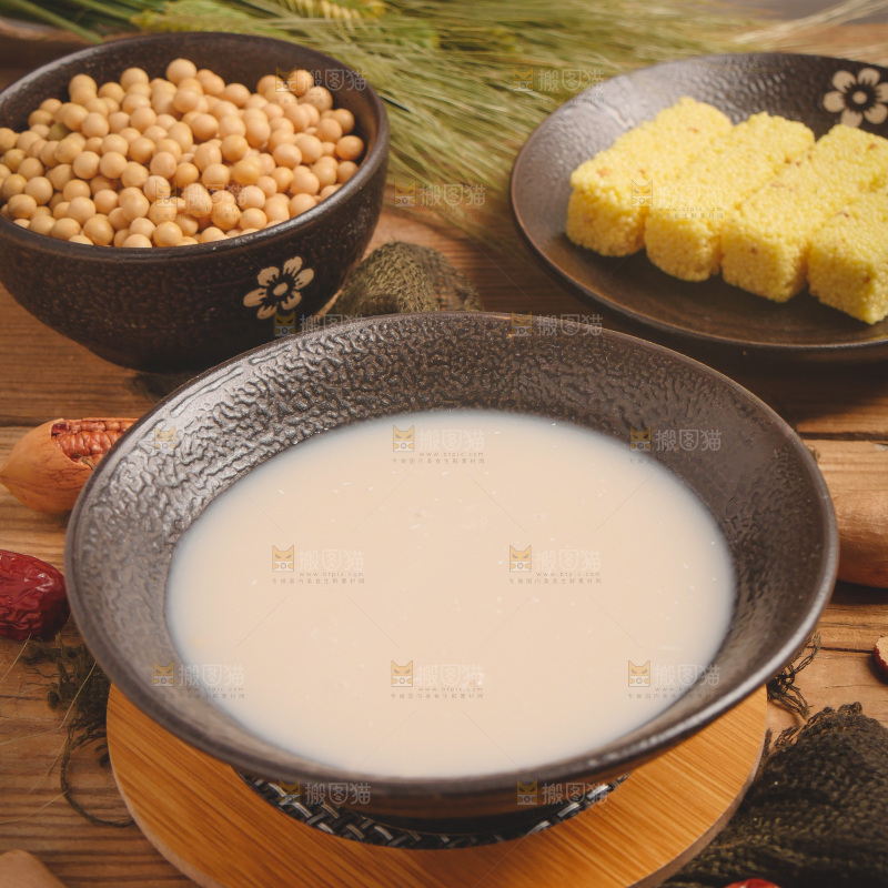 木底上放着一碗奶茶