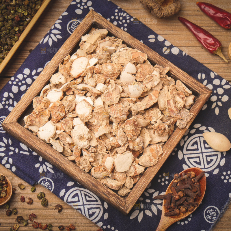 一盘山奈放在木底上