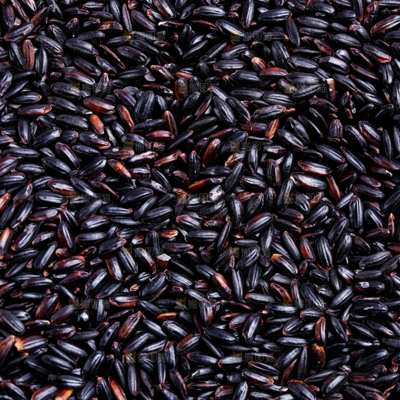 白底上放着一盘黑香米