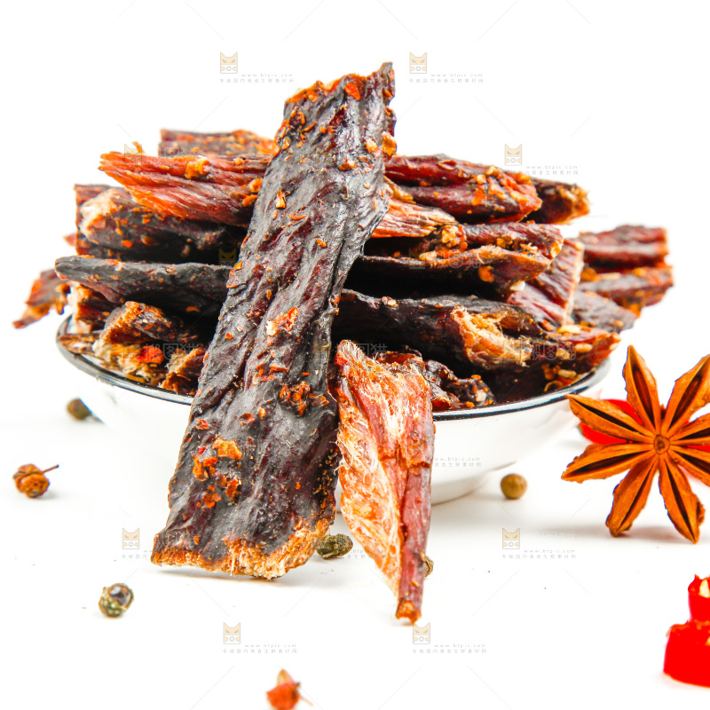 白底上放着一盘内蒙古牛肉干