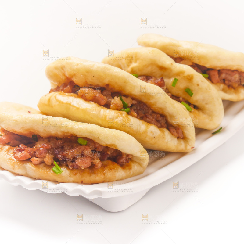 白底上放着一盘肉夹馍