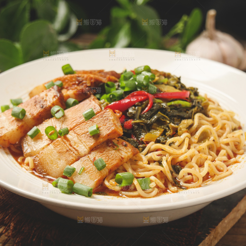木底上放着一碗酸菜猪肉面