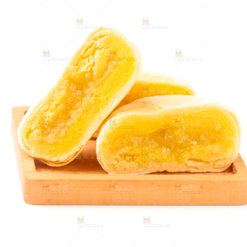 一盘榴莲饼放在白底上