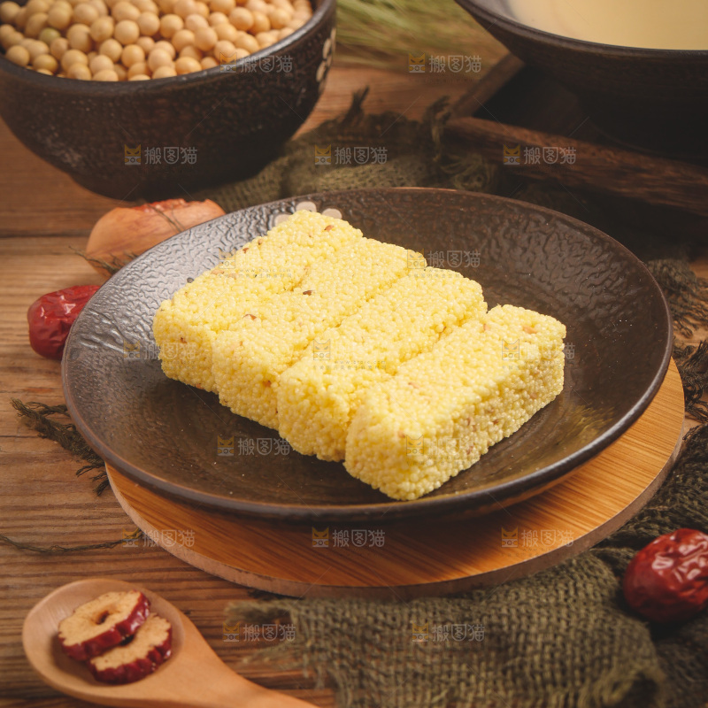 一盘小米酥放在木底上