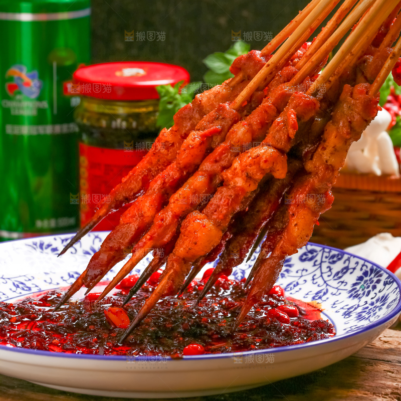 手里拿着一把肉串