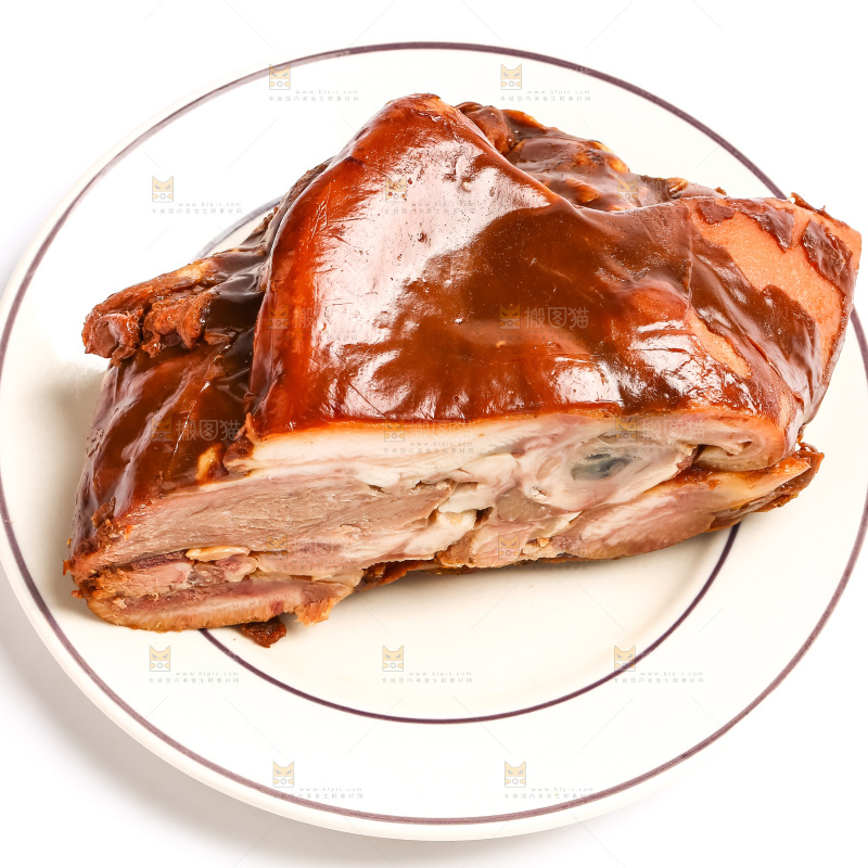 盘子里装着卤肉