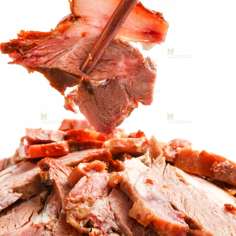 筷子夹着一块卤肉