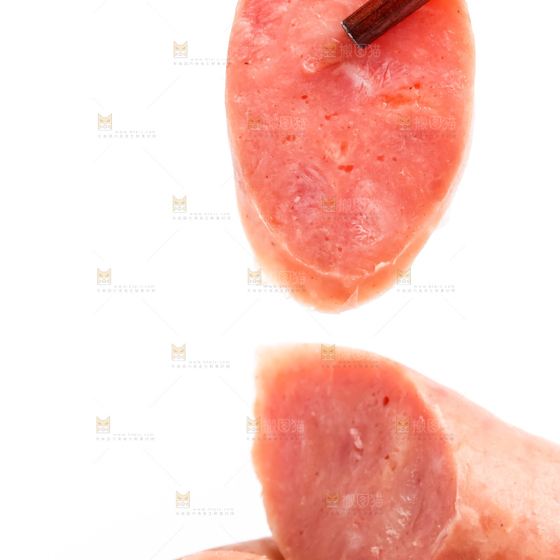 筷子夹着一块肉肠