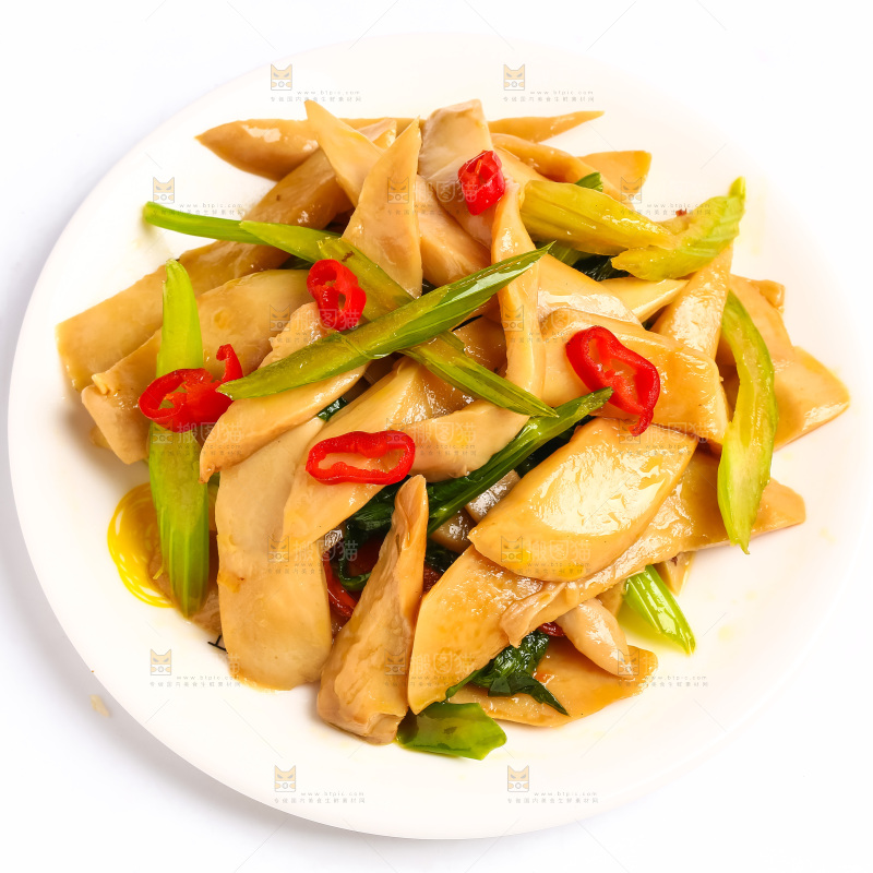 盘子里装着芹菜炒杏鲍菇